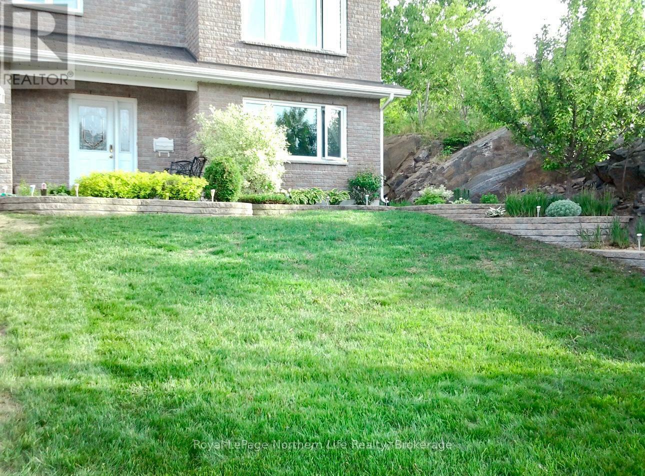Photo de la propriété: 37 Shallot Crescent North ON P1A 3V7