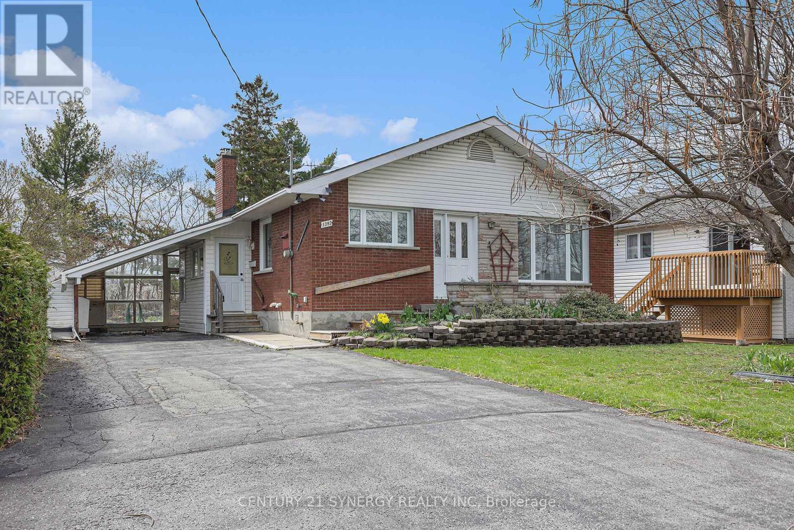 Property Photo: 1392 Aurele Street ON K1B 3L3
