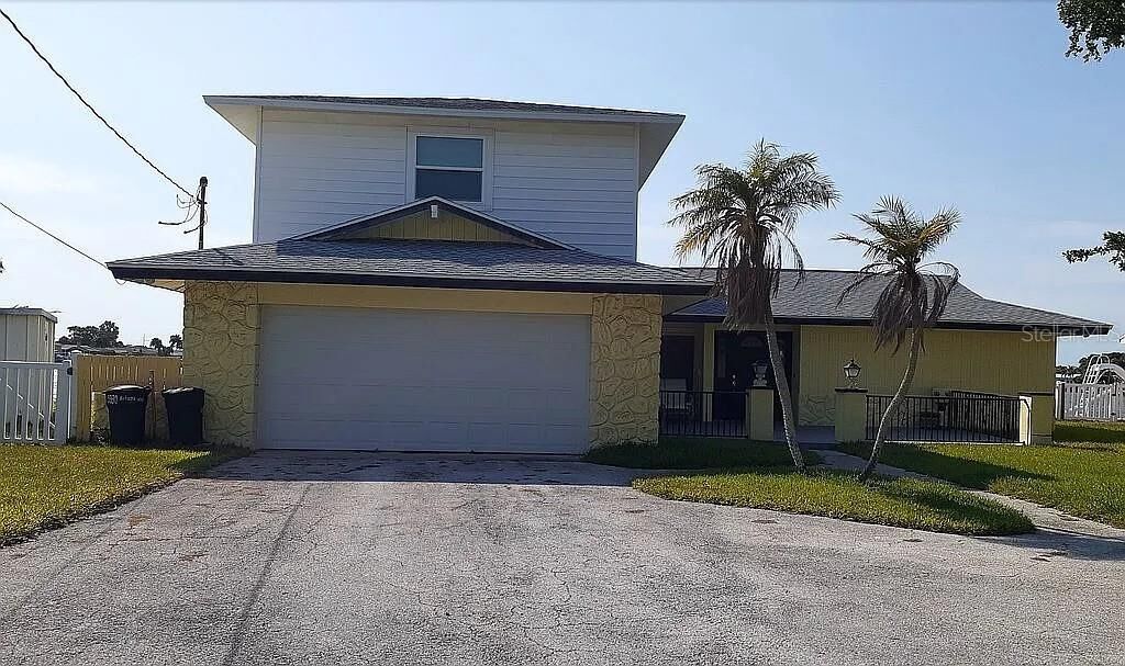 Property Photo: 5930 Bahama Way N FL 33706