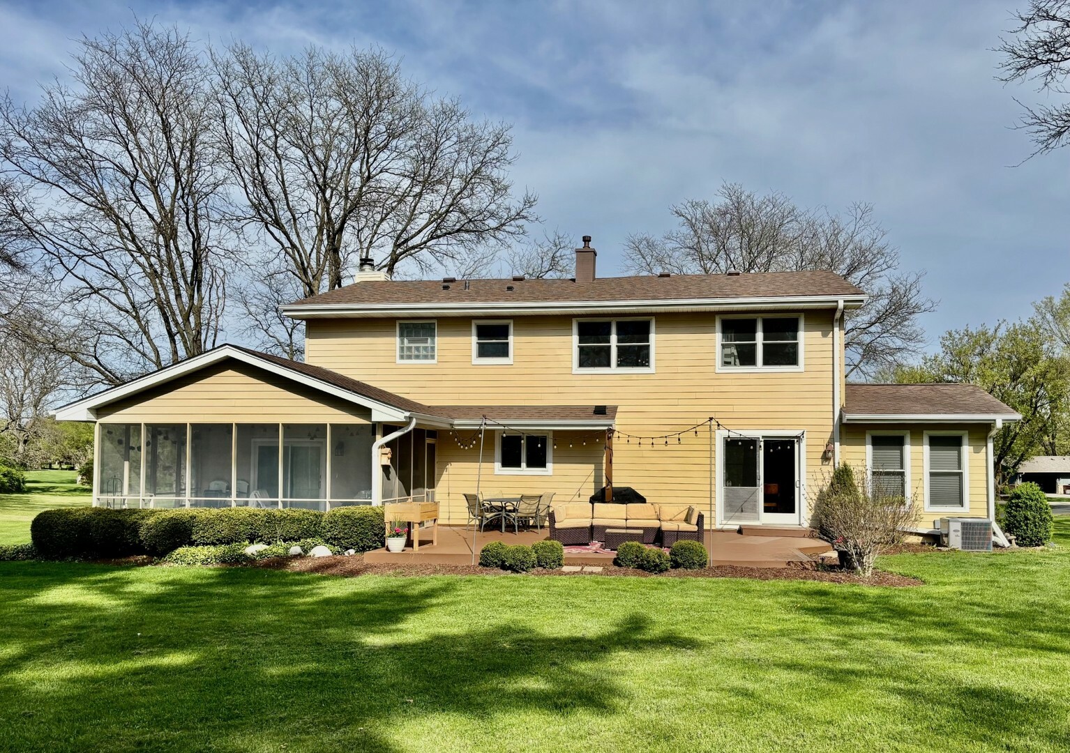 Property Photo: 9 Aberdeen Road IL 60047