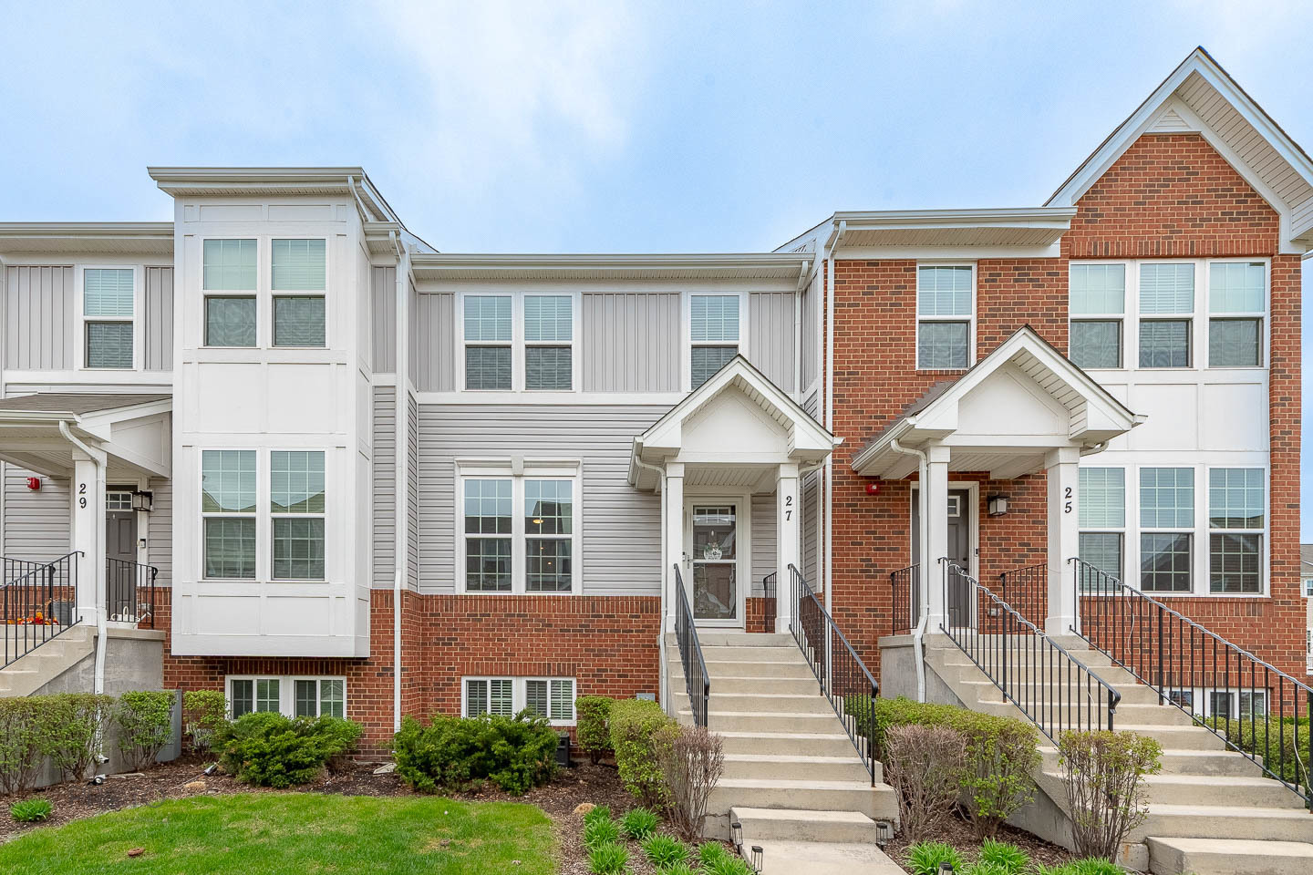 Property Photo: 27 Nicholas Drive IL 60016