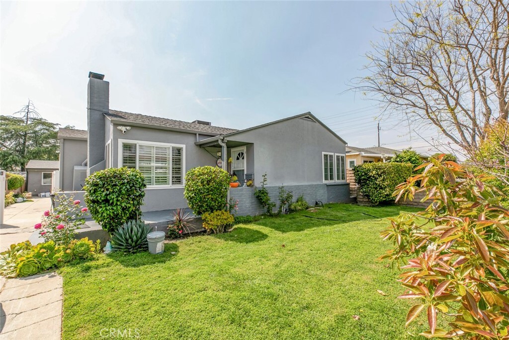 Property Photo: 1527 N Screenland Drive CA 91505