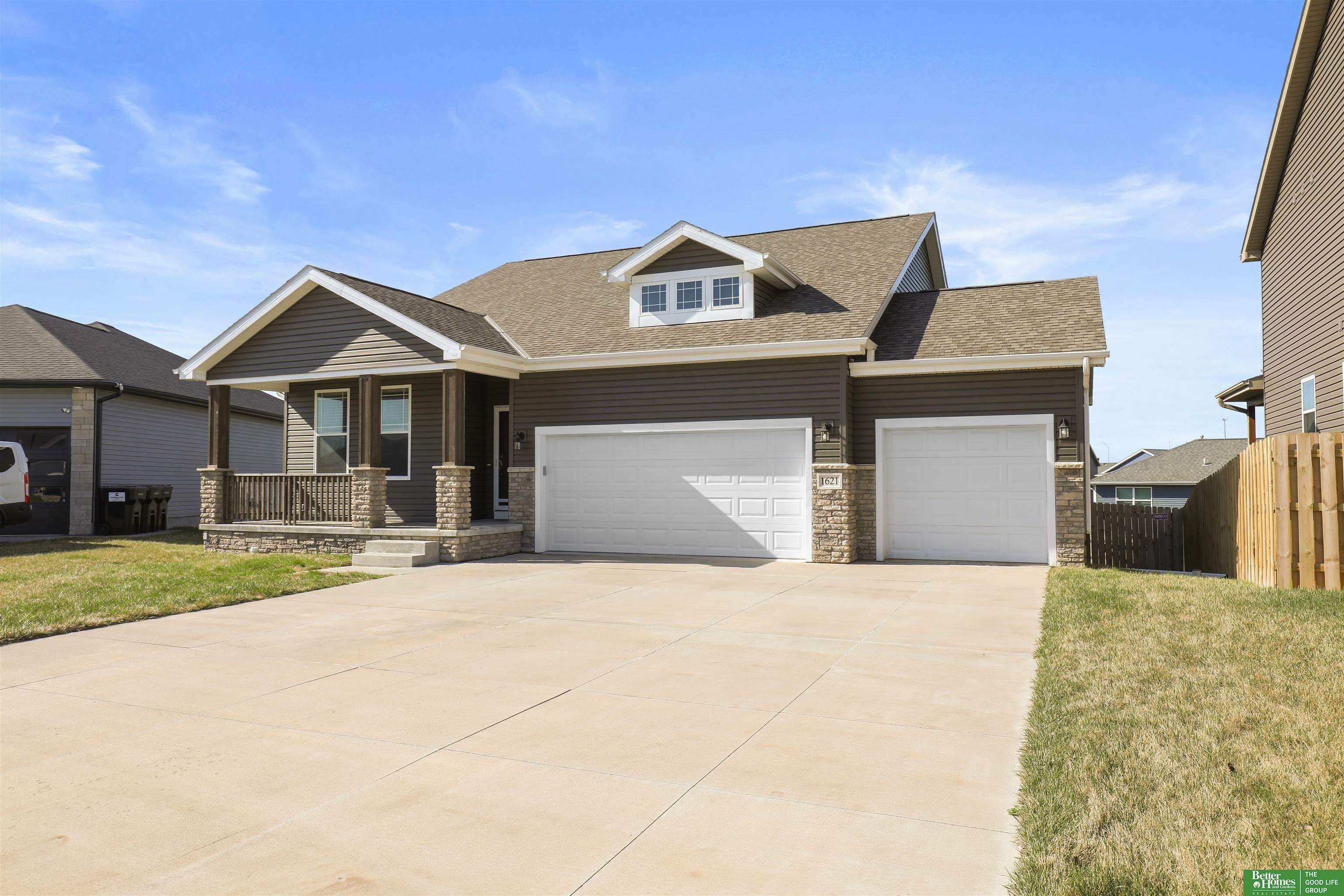 Property Photo: 1621 Pennsylvania Court NE 68521