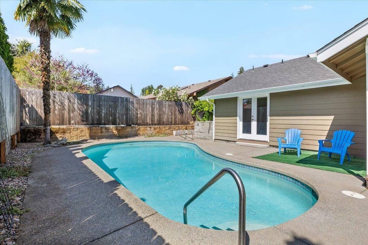 Property Photo: 905 NW Regent Drive OR 97526