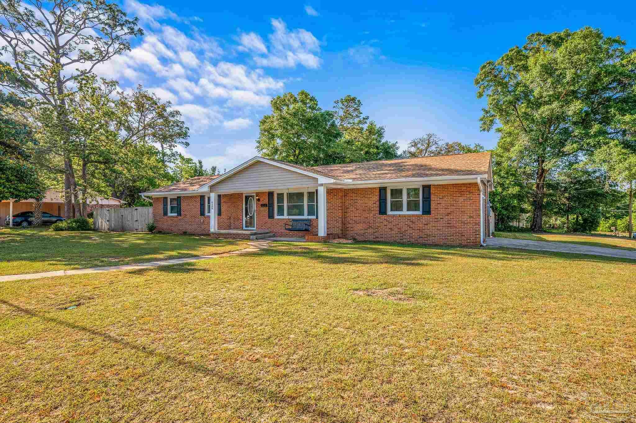 Property Photo: 6308 Mockingbird Ln FL 32570