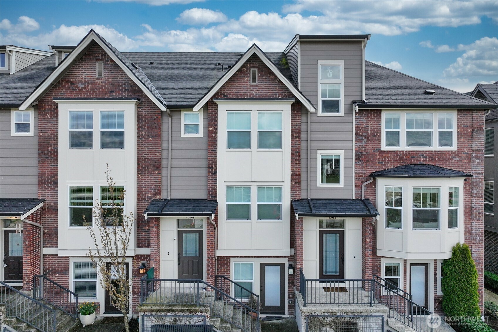 Property Photo: 1362 Williamsburg Walk NE WA 98029