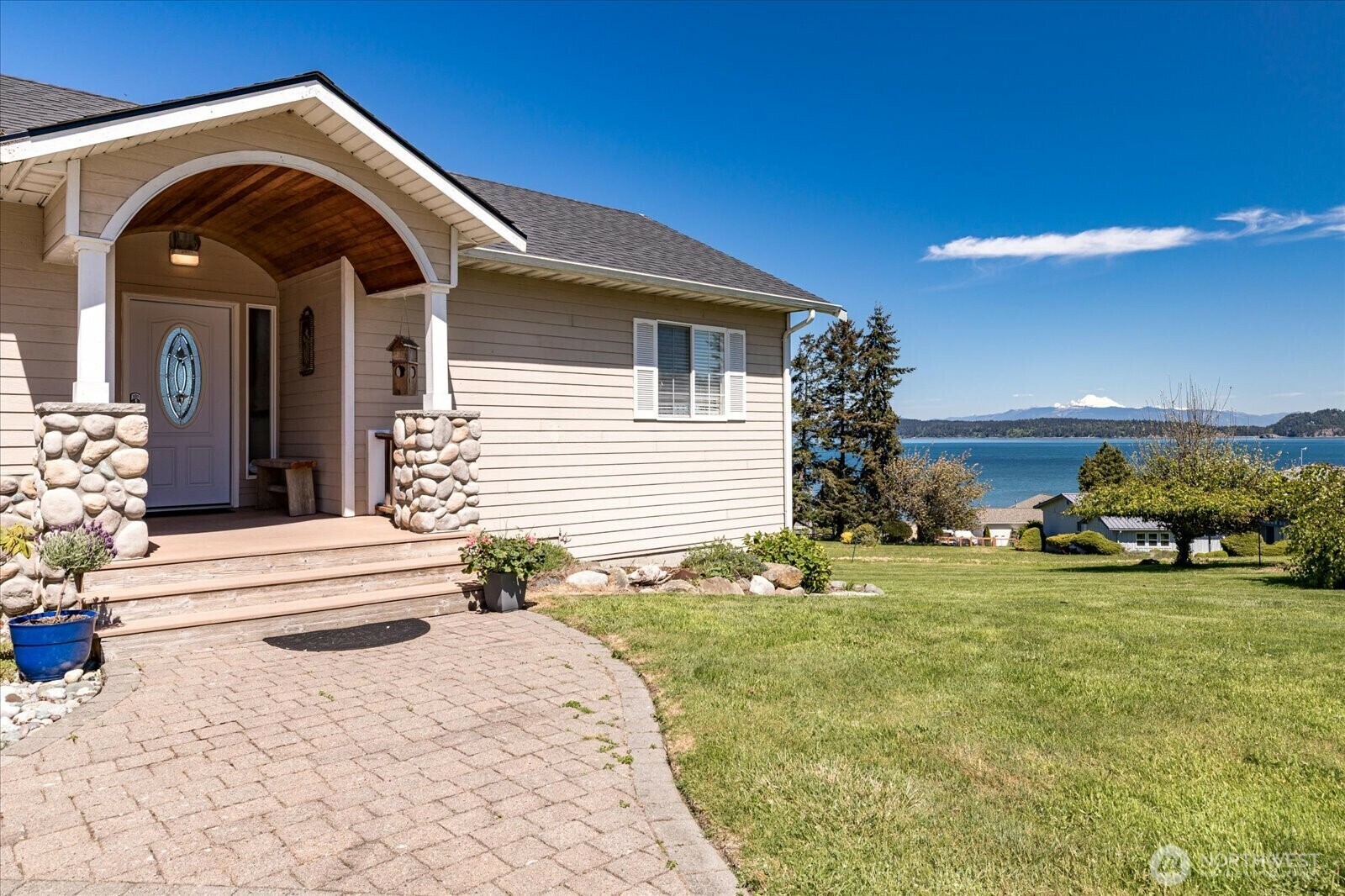 Property Photo: 613 Maplewood Loop WA 98277