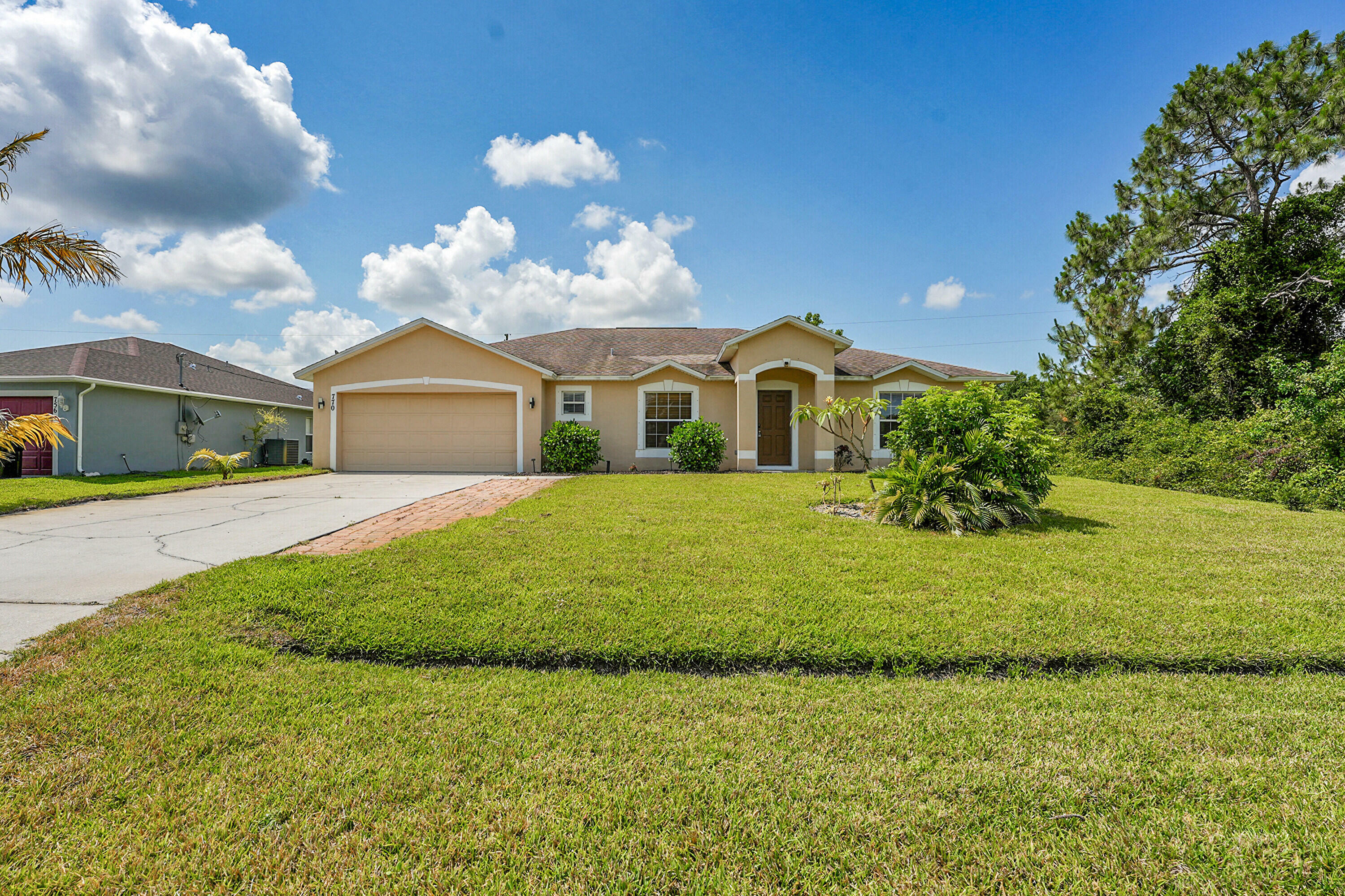 Property Photo: 770 SW Hamberland Avenue FL 34953