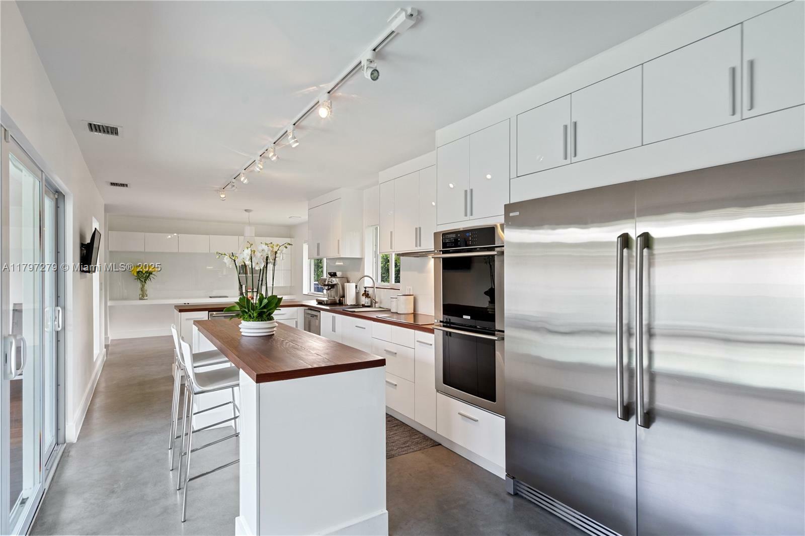 Property Photo: 4001 Monserrate St FL 33146