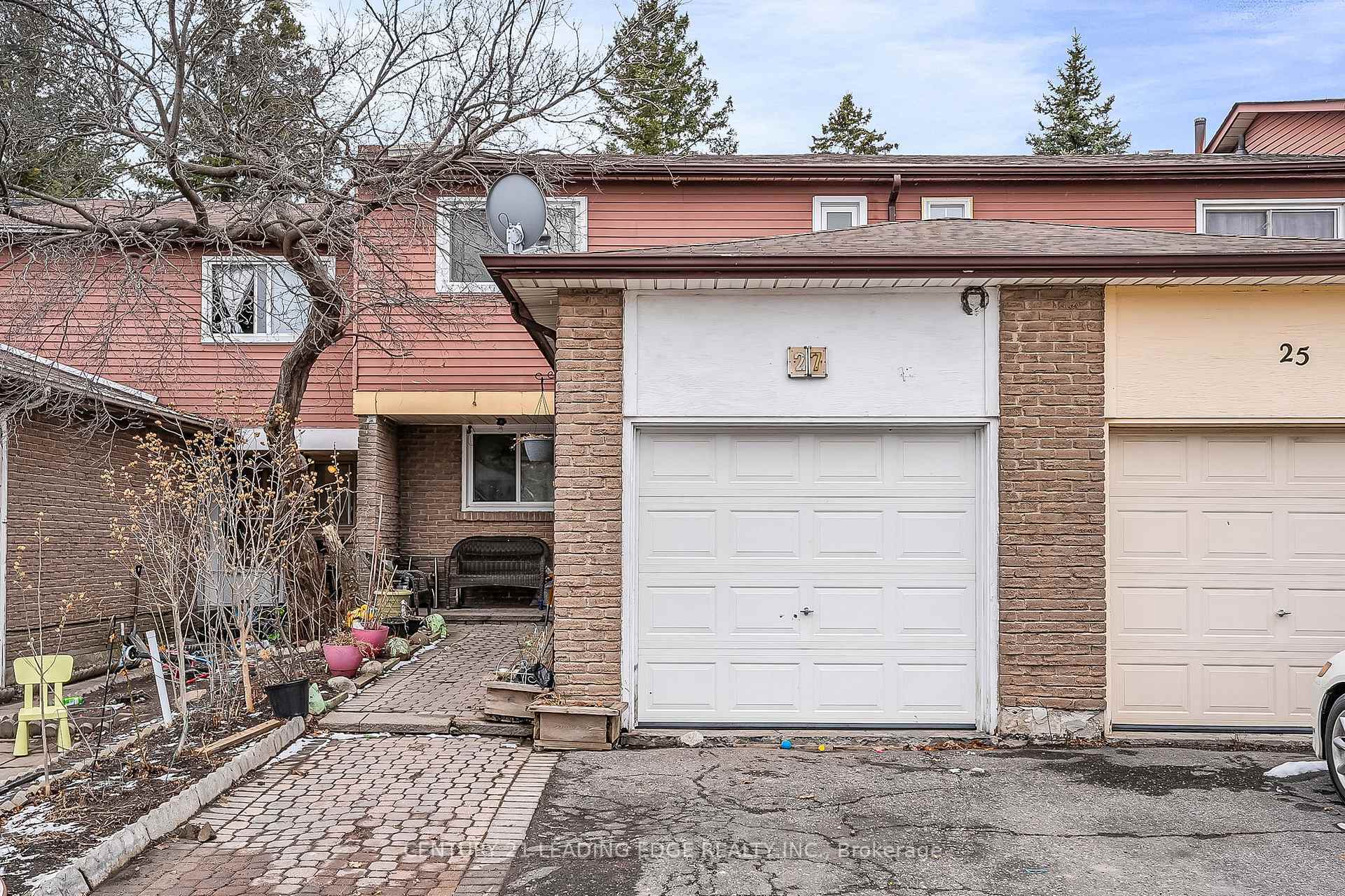 Photo de la propriété: 27 Bradstone Square ON M1B 1W1