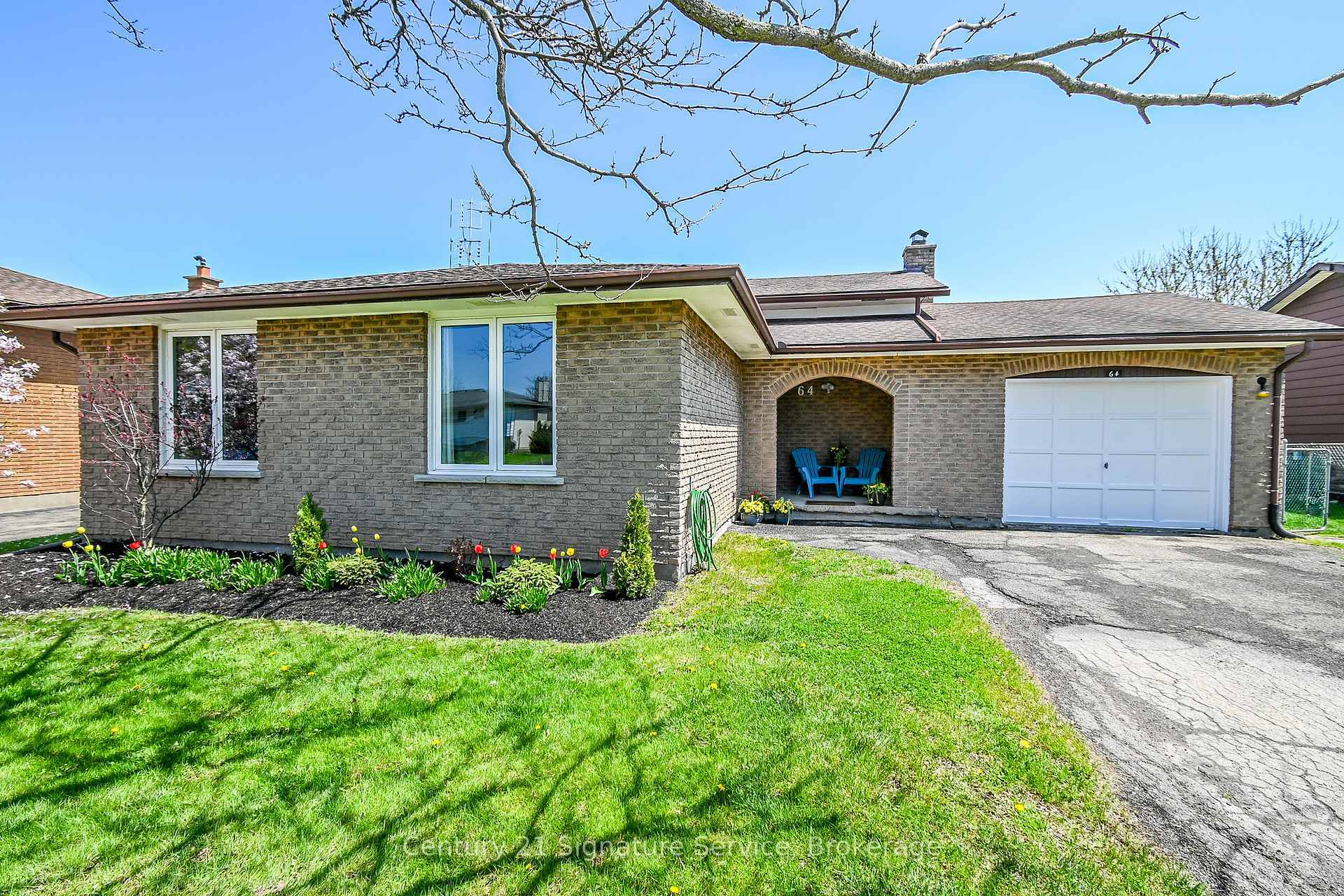 Property Photo: 64 Elmvale Crescent ON L3K 5X2