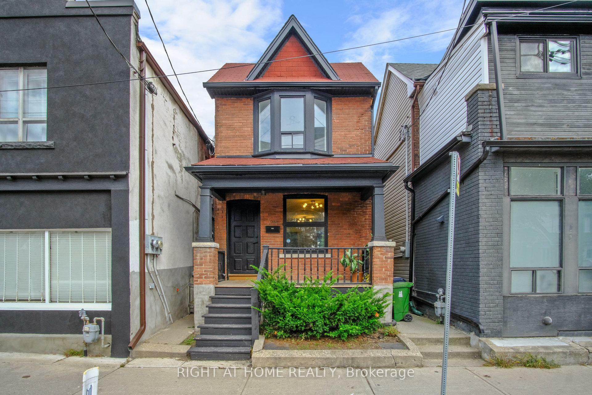 Photo de la propriété: 1055 Woodbine Avenue ON M4C 4C2