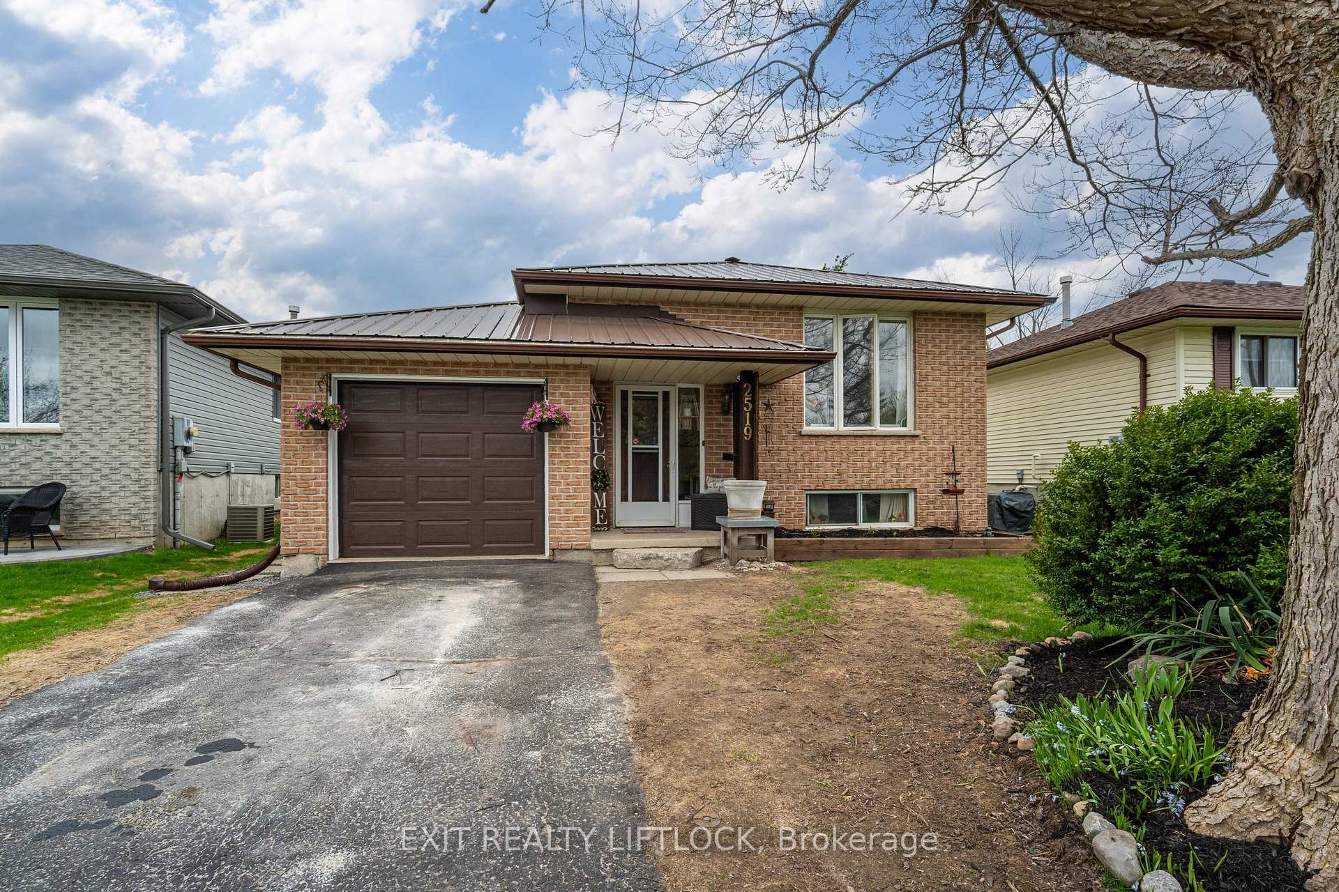 Property Photo: 2519 Foxmeadow Road ON K9L 1X2