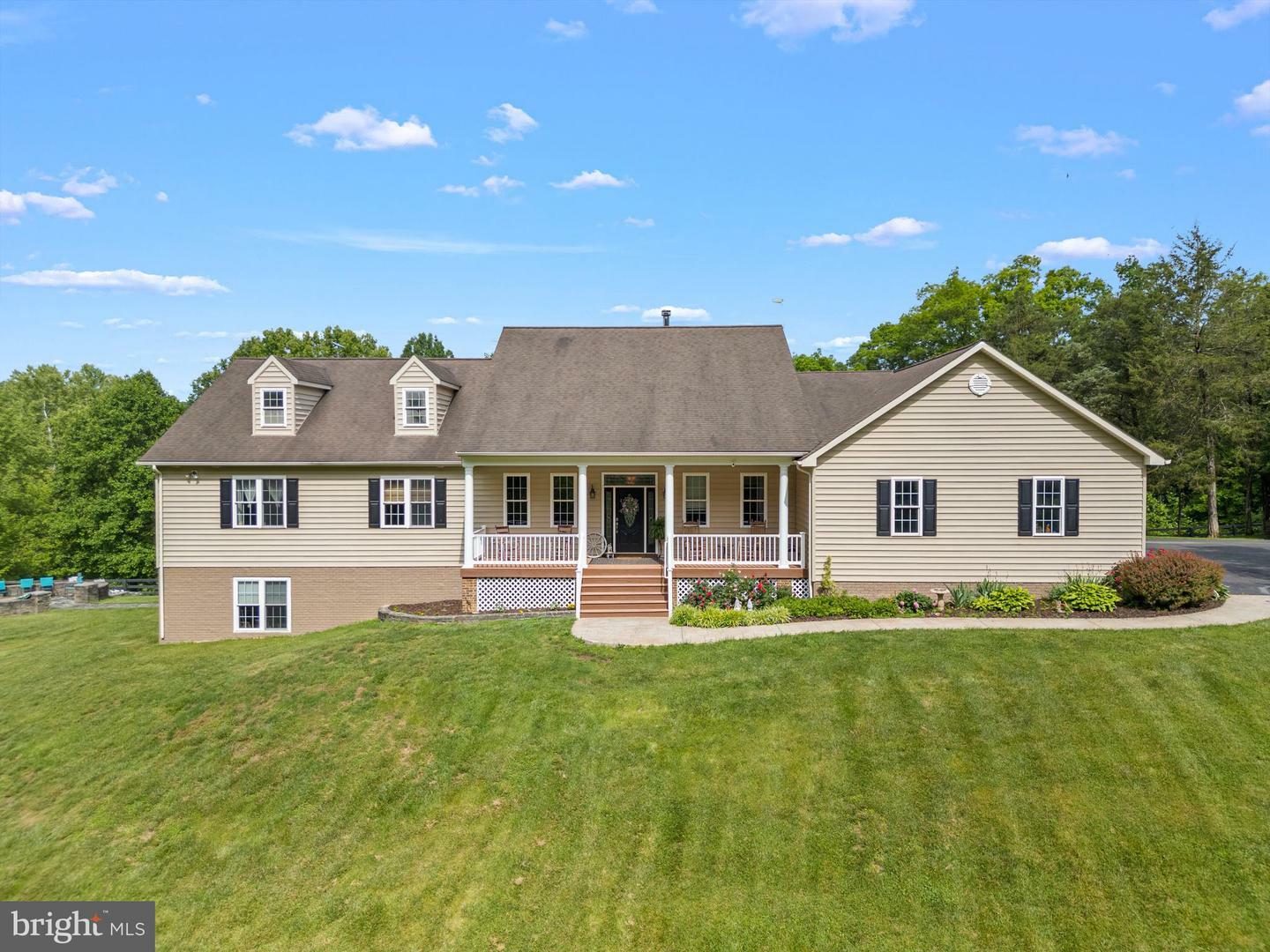 Property Photo: 7312 Oak Lane VA 20115