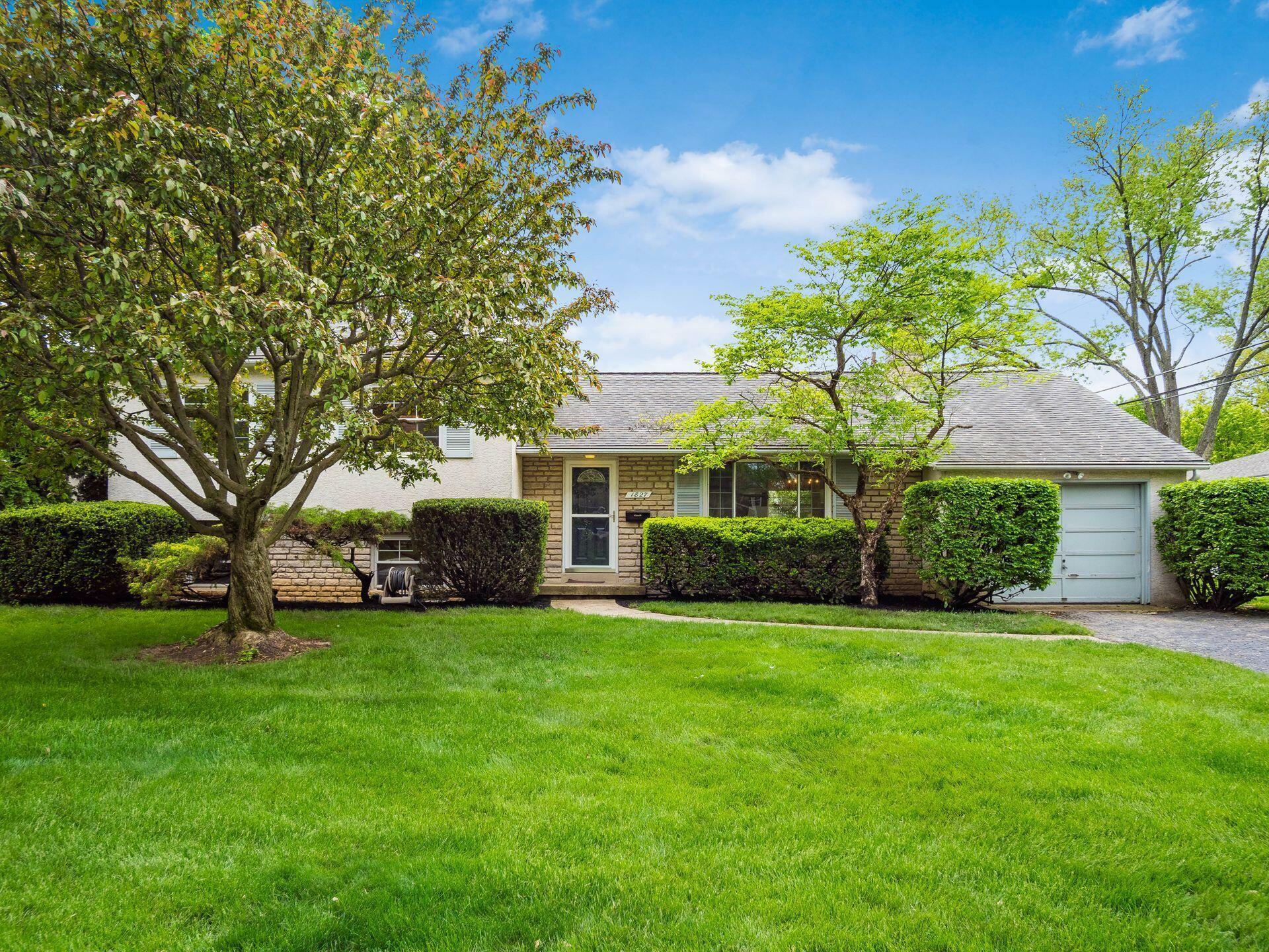 Property Photo: 1827 Lynnhaven Drive OH 43221