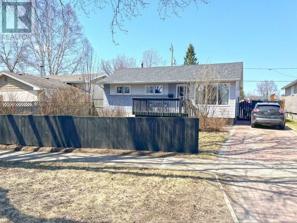 Photo de la propriété: 218 Maple Ave ON P7B 4V5