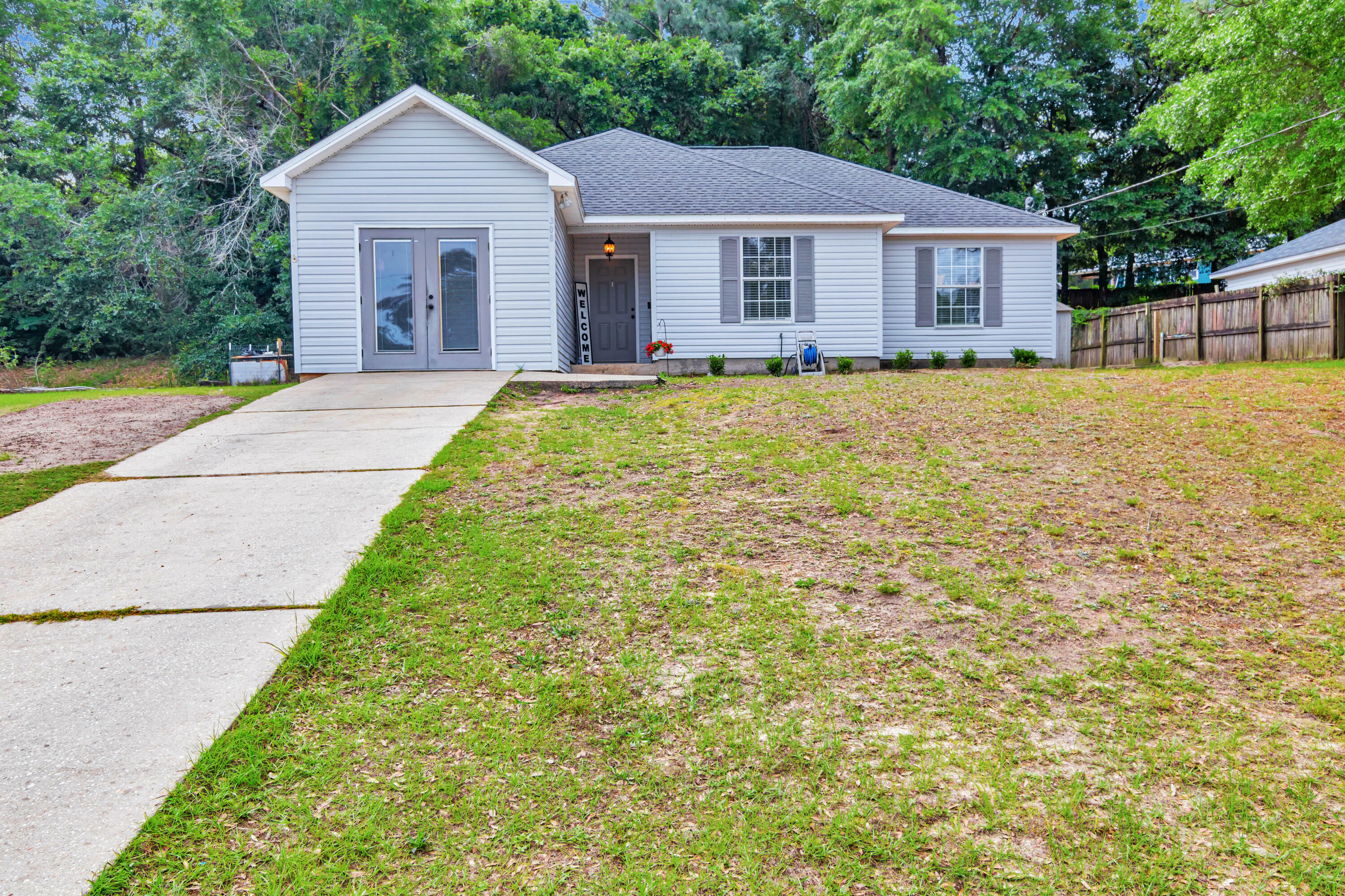 Property Photo: 308 Lakeview Drive FL 32536