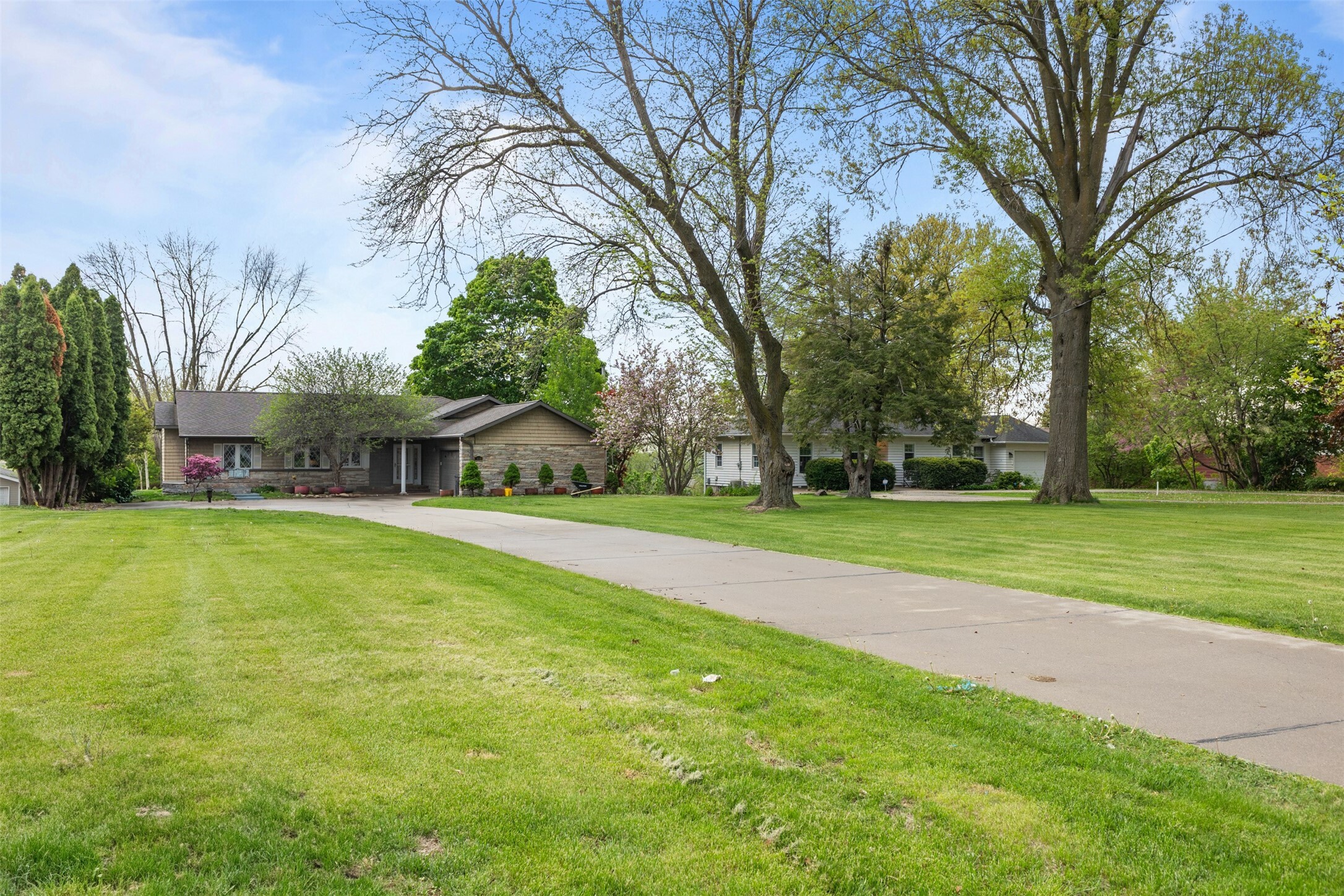 Property Photo: 1608 W Lincoln Way IA 50158