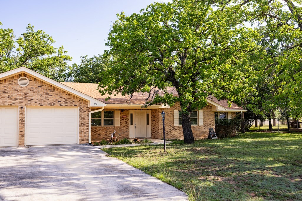 Property Photo: 115 E Windwood Rd TX 78028