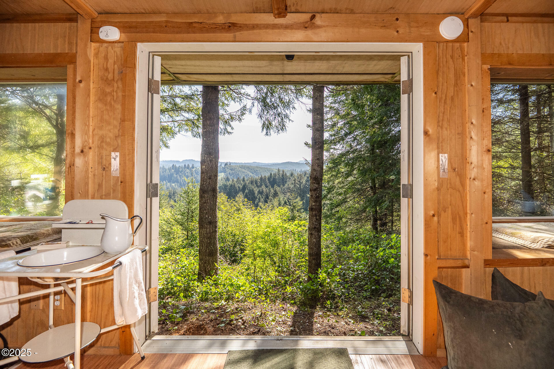 Property Photo: 000121129 S Beaver Creek Road OR 97376