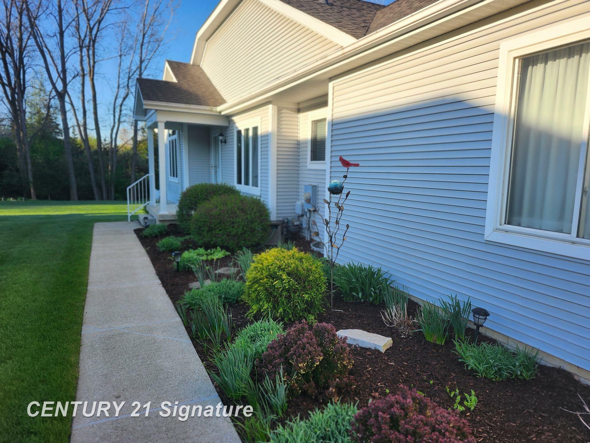 Property Photo:  213 Aberdeen Court  MI 48433 