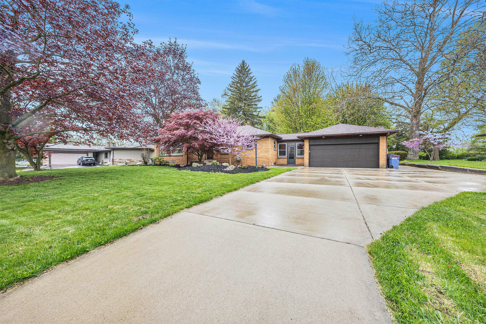 Property Photo: 521 Oakleigh Road NW MI 49504
