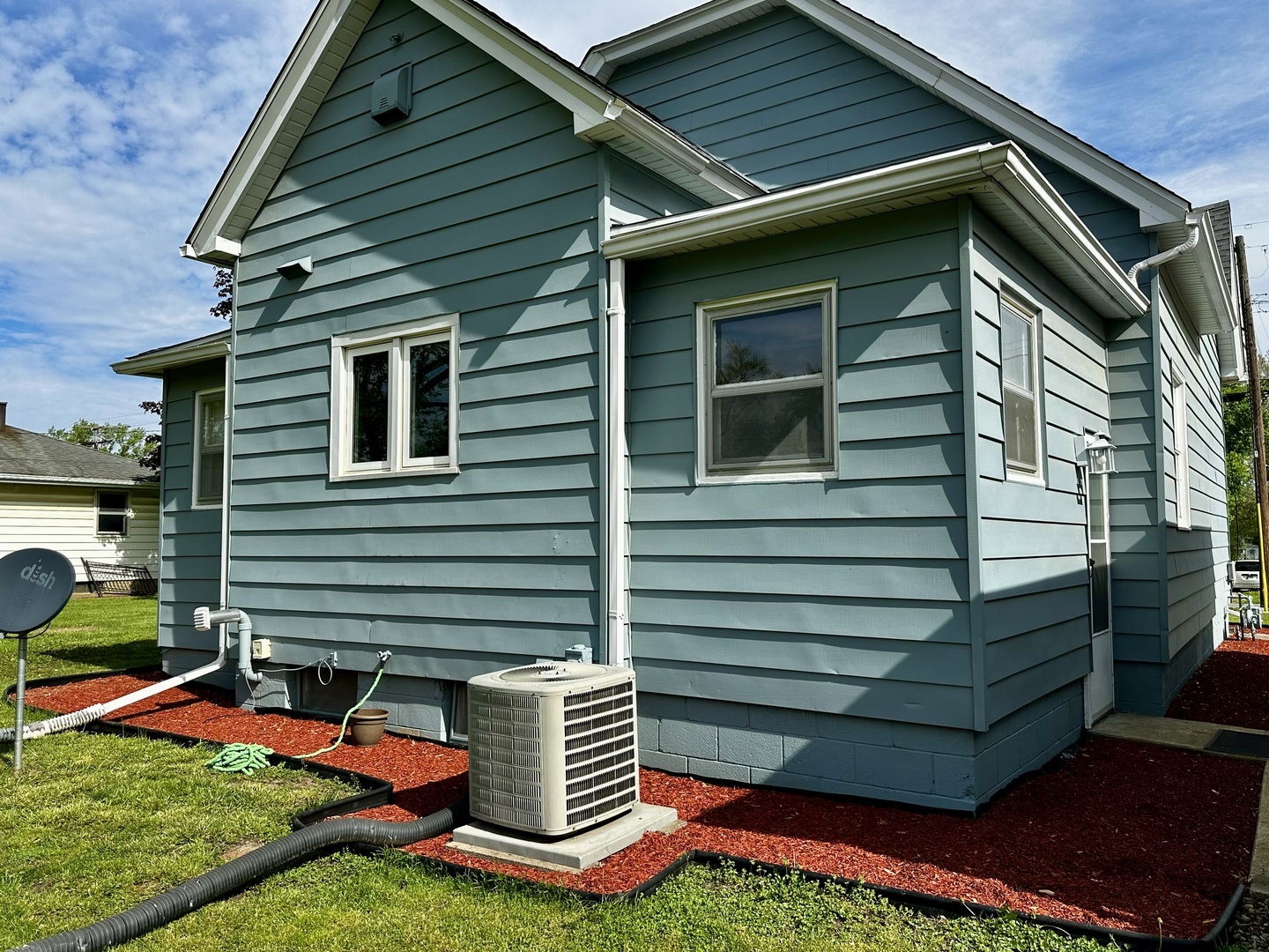 Property Photo: 1104 E Jefferson Street IL 61727