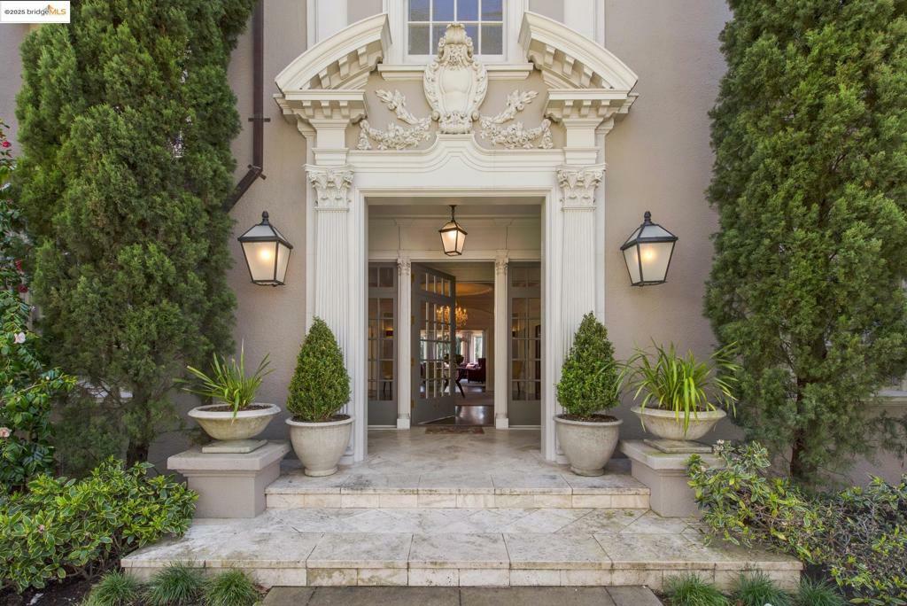 Property Photo: 44 Farragut Ave CA 94610-1217
