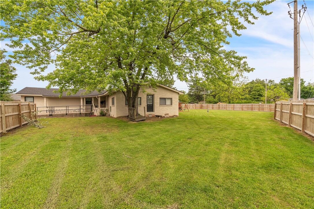 Property Photo:  702 S. West End Street  AR 72764 