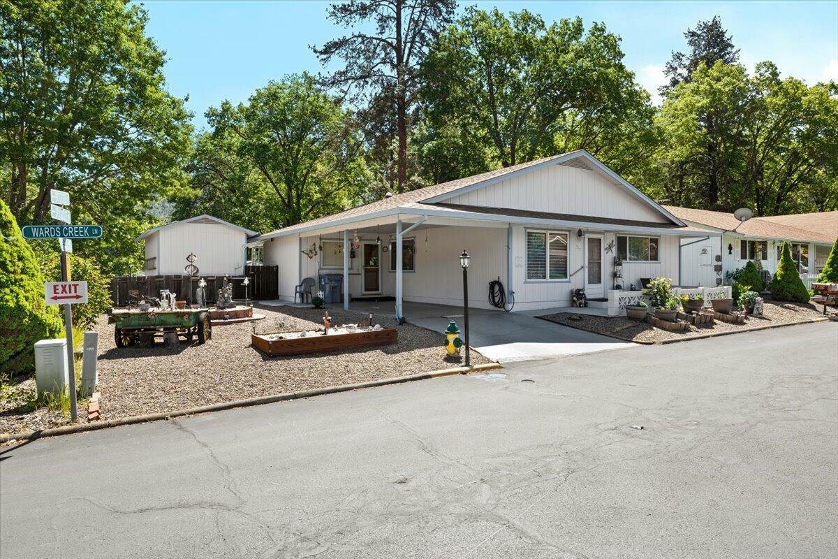 Property Photo: 720 Brookside Circle OR 97537