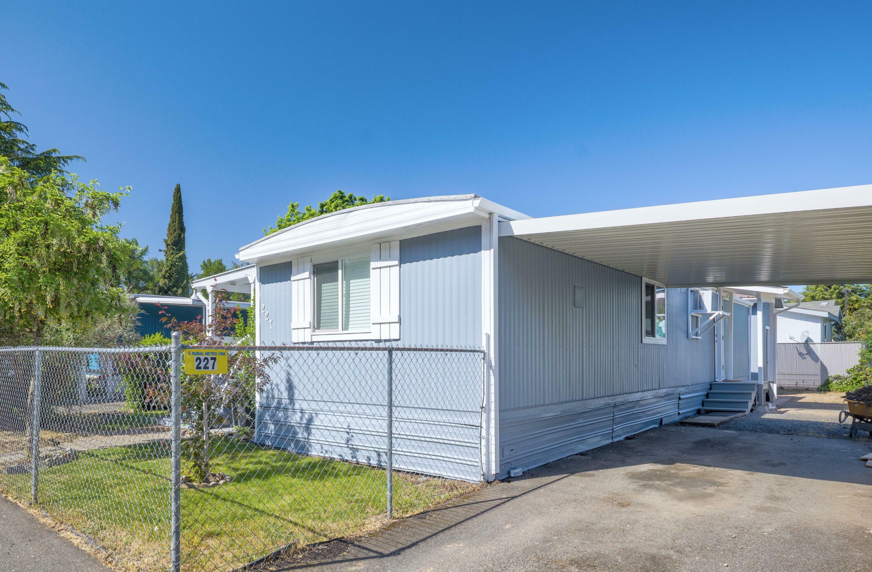 Property Photo: 227 Chestnut Lane OR 97526