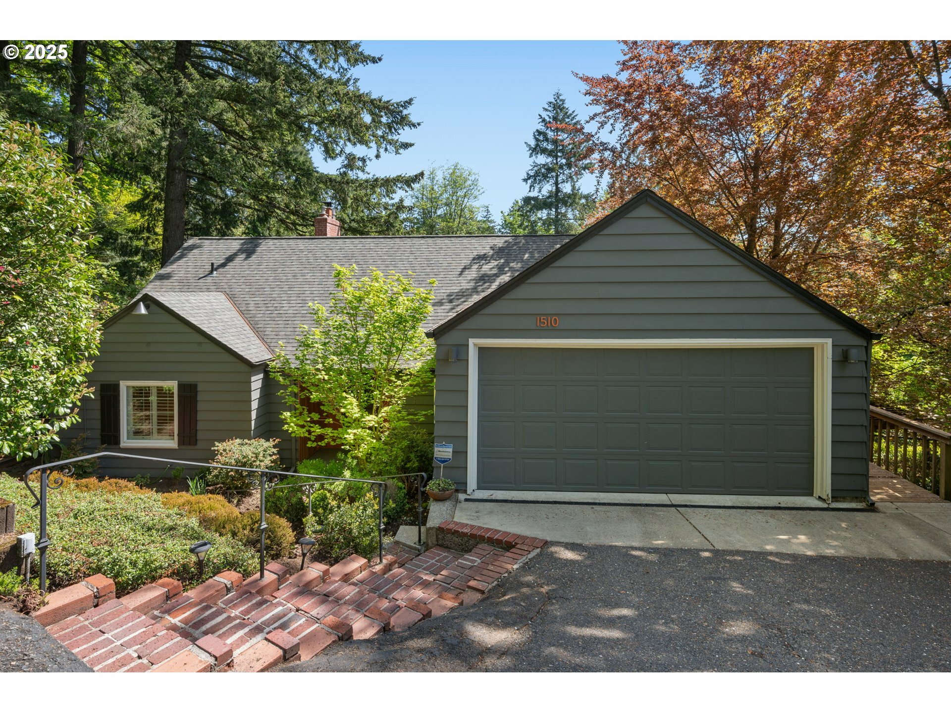 Property Photo: 1510 SW Highland Pkwy OR 97221