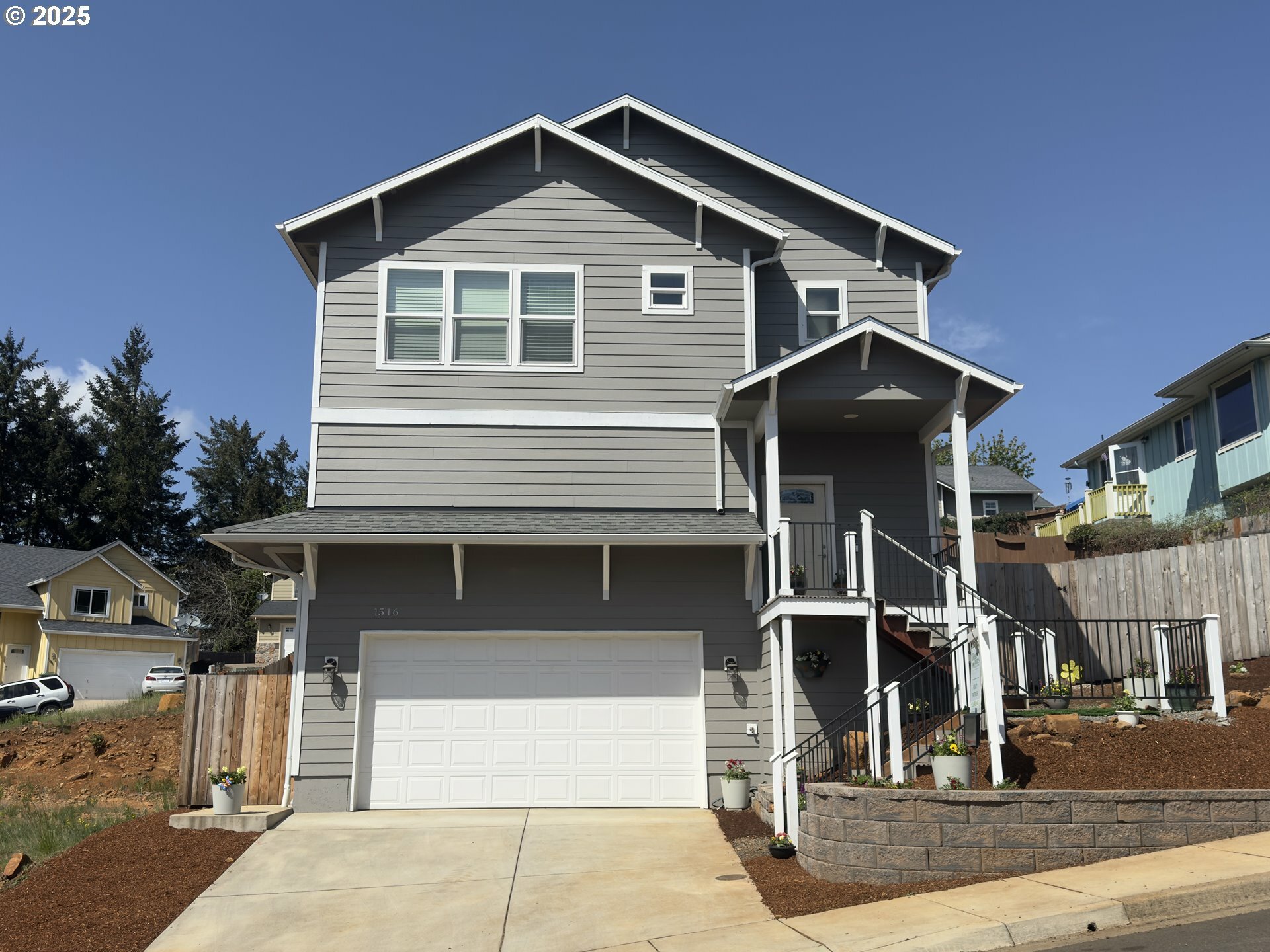 Property Photo: 1516 Samuel Dr OR 97424