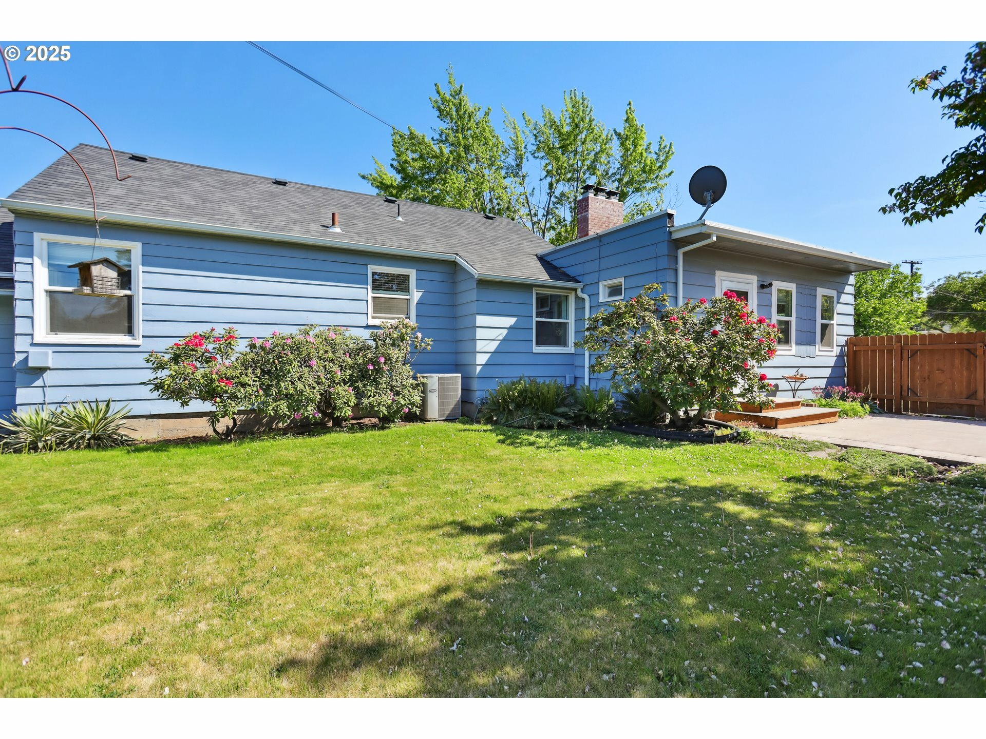 Property Photo: 901 W 9th St OR 97058