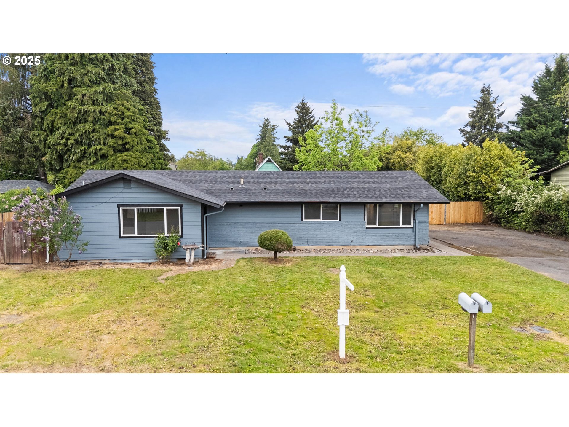 Property Photo: 2608 E 30th St WA 98661