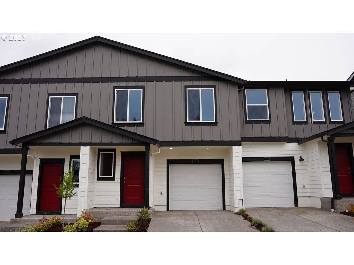 Property Photo:  6039 SE 15th St  OR 97080 