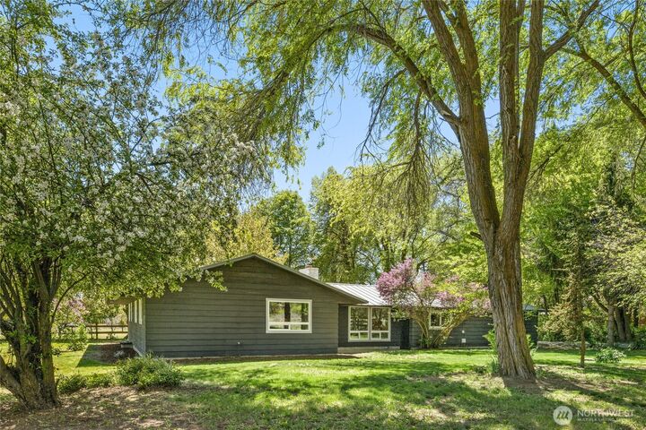 Property Photo:  290  Game Farm Road  WA 98926 