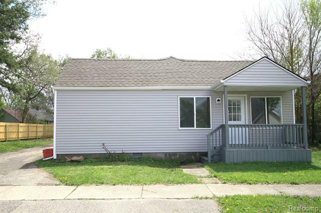 Property Photo: 2026 E Parkwood Avenue MI 48529