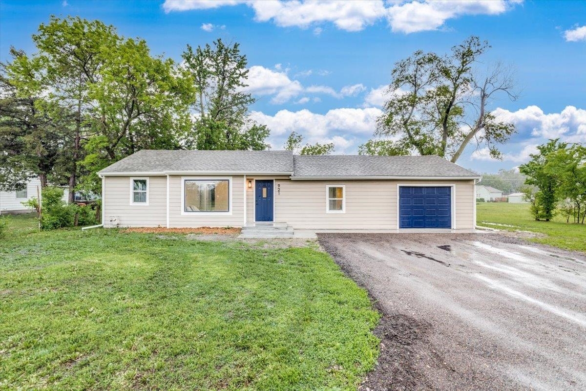 Property Photo: 921 E 10th St KS 67114-2415