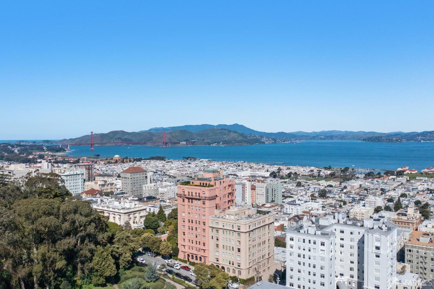 Property Photo: 2000 Washington Street 4 CA 94109