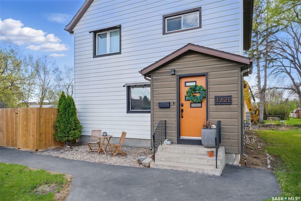 Property Photo: 1221 6th Avenue N SK S7K 2T6