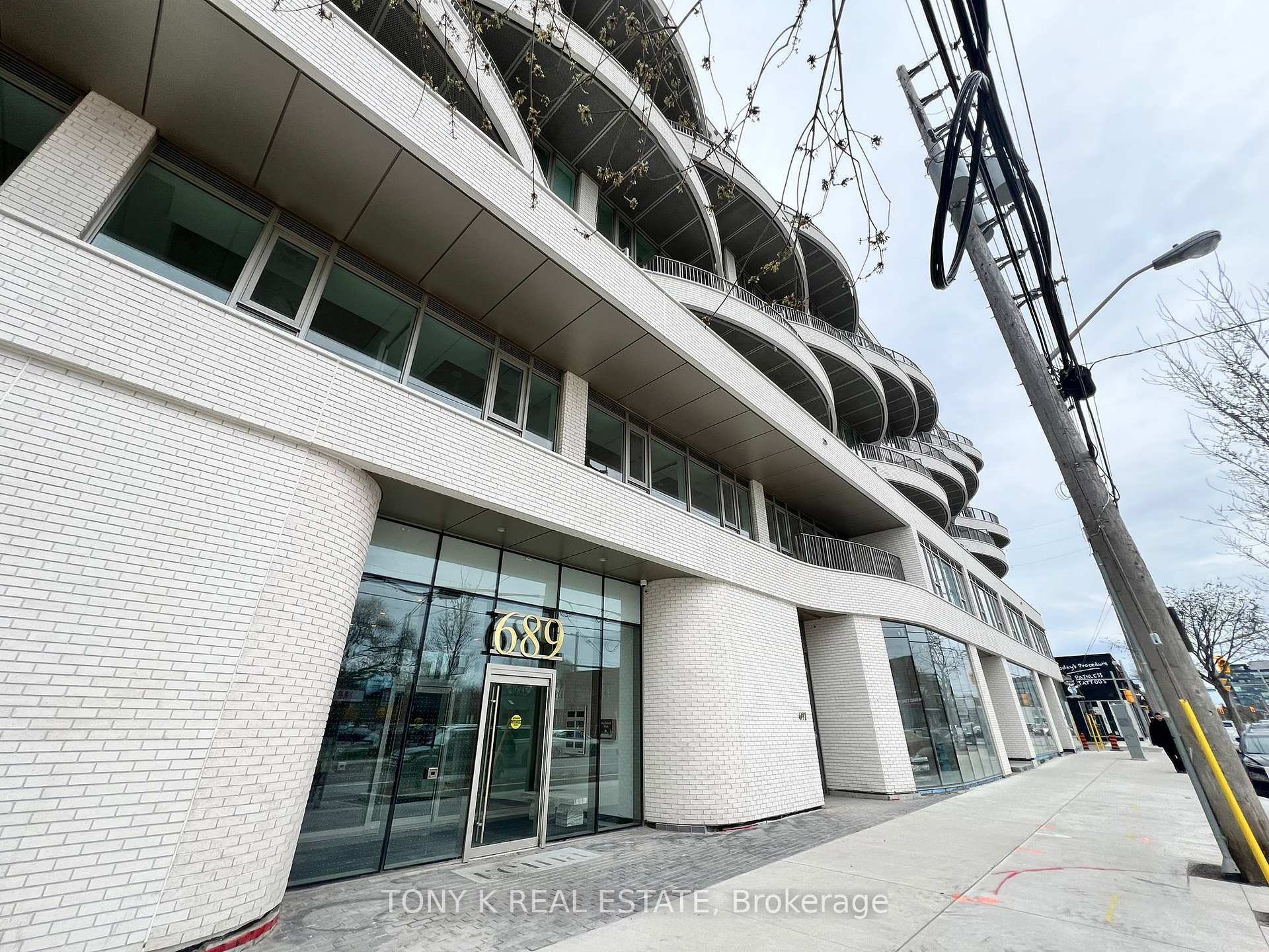 Property Photo: 689 The Queensway N/A 709 ON M8Y 1L1