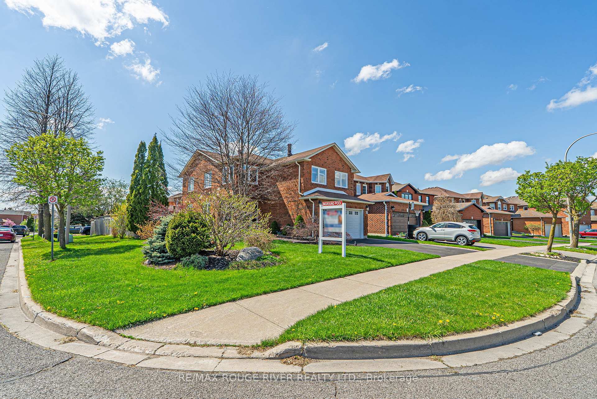 Property Photo: 32 Fencerow Drive ON L1R 1Y4