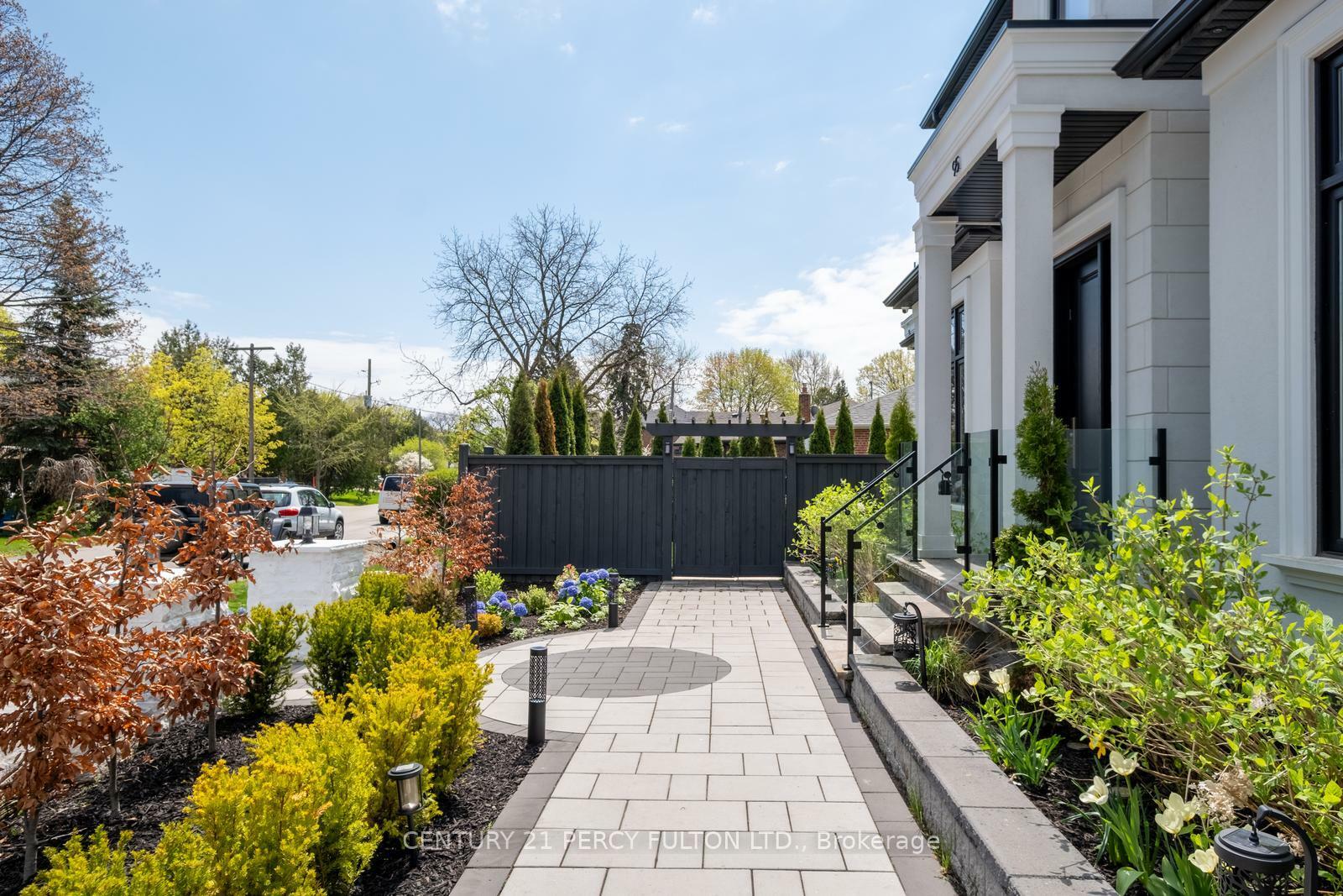 Photo de la propriété: 95 Great Oak Drive ON M9A 1N7