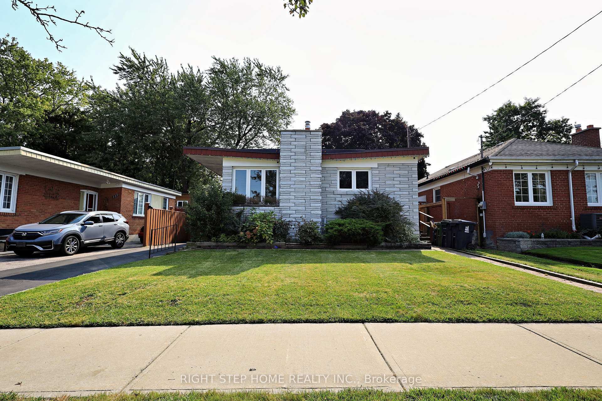 Property Photo: 137 Benleigh Drive ON M1H 1K4