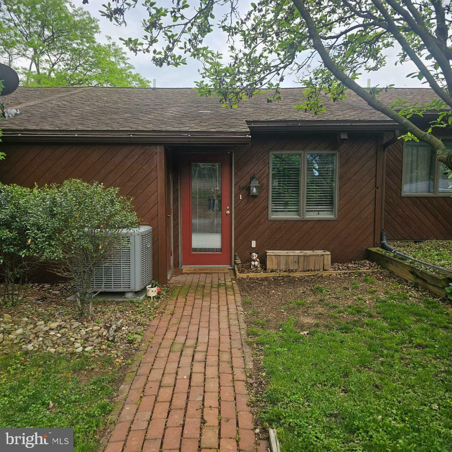 Property Photo: 306 Stonegate Cir N PA 17201