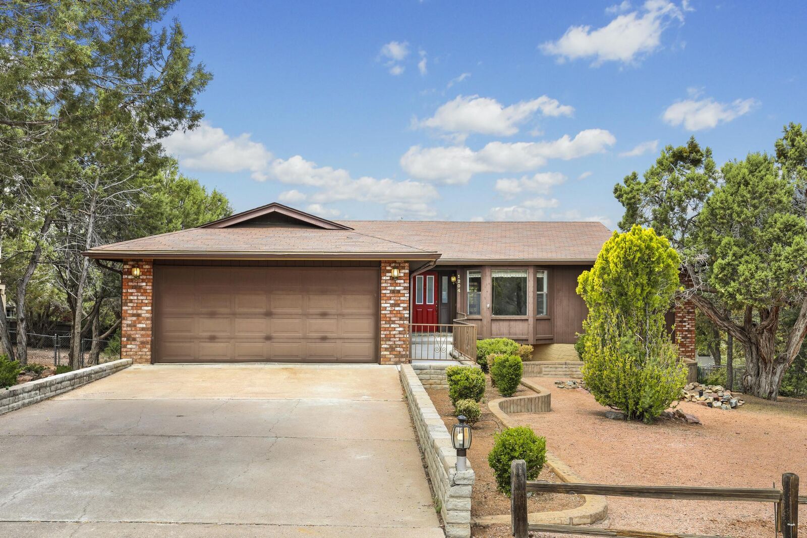 Property Photo: 1204 N Camelot Drive AZ 85541