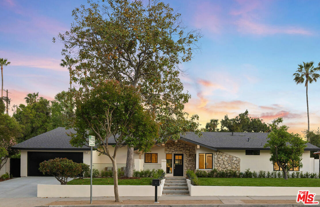 Property Photo: 23520 Mariano St CA 91367