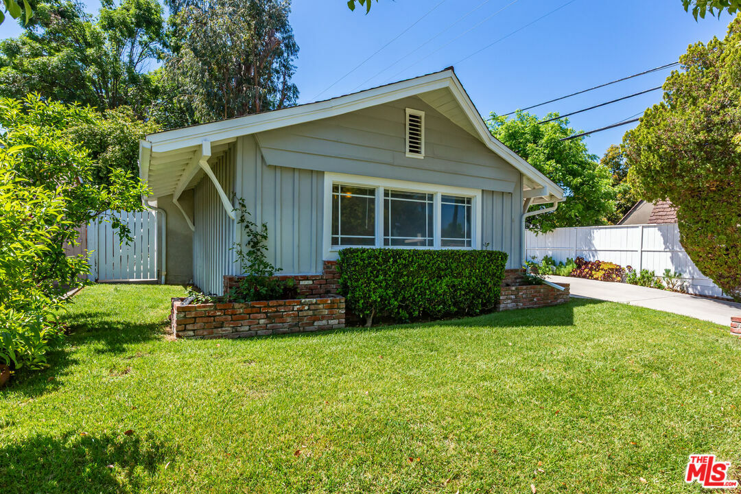 Property Photo: 21924 Buena Ventura St CA 91364