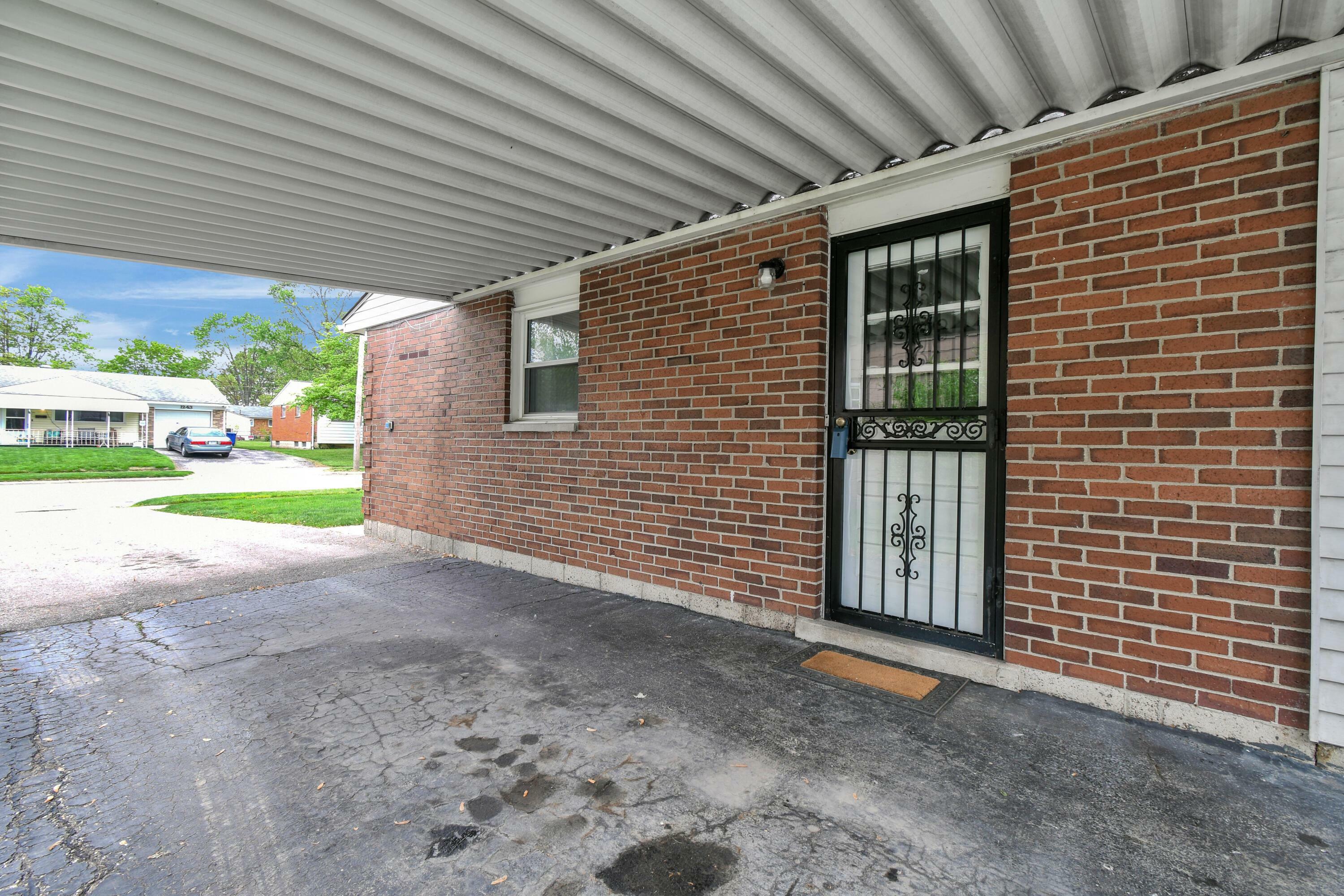 Property Photo: 1242 S Yearling Road OH 43227